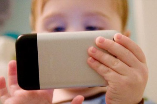 niño-smartphone