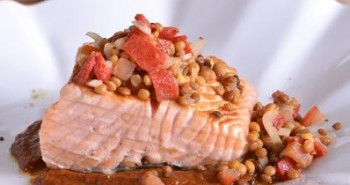 Salmón-sobre-zanahorias-cremosas-con-ensalada-de-lentejas
