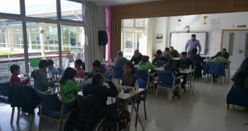 UN ASPECTO DE LA SALA