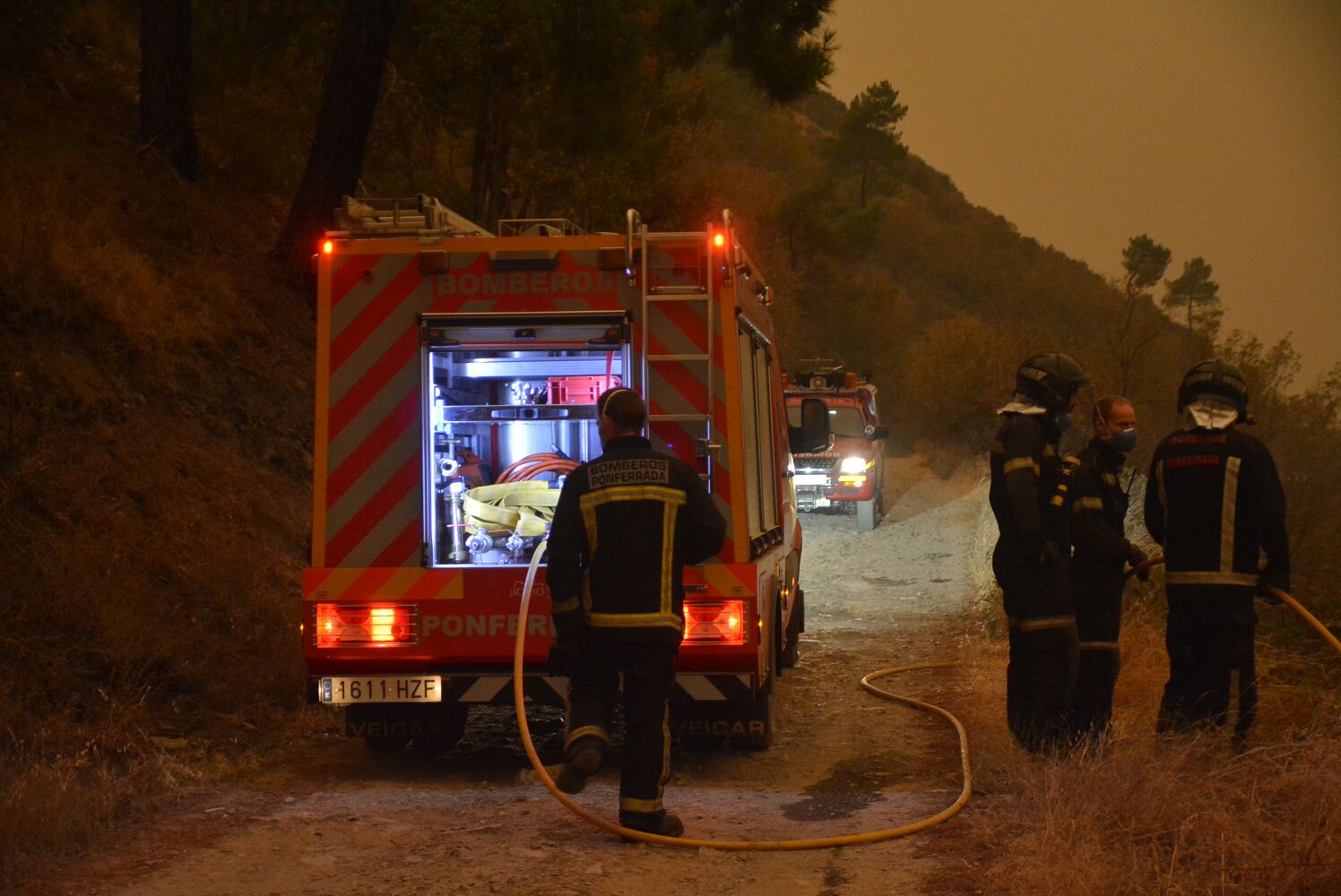 Bomberos actuando en el Pajariel