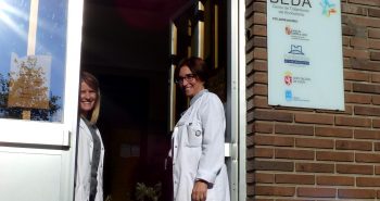 Maria Bretaña en la puerta de BEDA