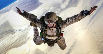 skydiving-678168_1280.jpg