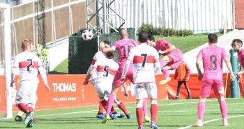 "DISPUTANDO LA PELOTA" (de cabeza)