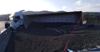 camion volcado a6 puente