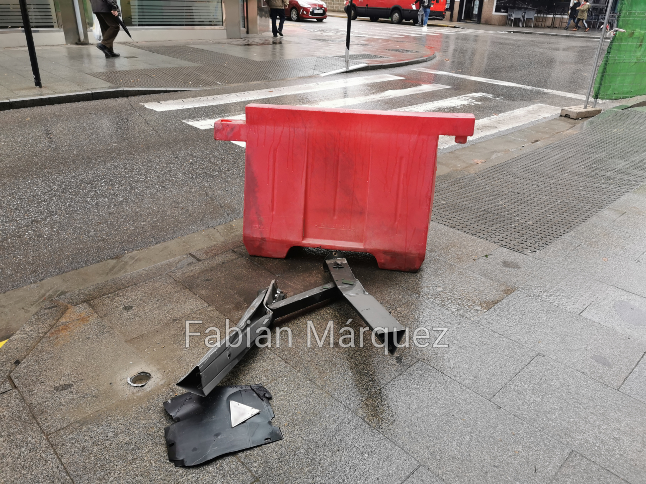 Mobiliario urbano destrozado en el lugar del atropello 