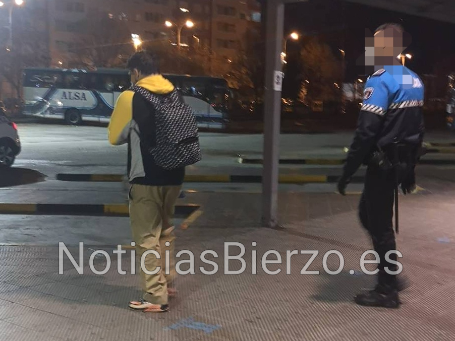 Individuo siendo acompañado por un Policía Municipal 