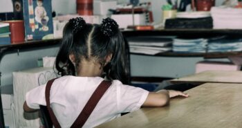 niña escuela colegio