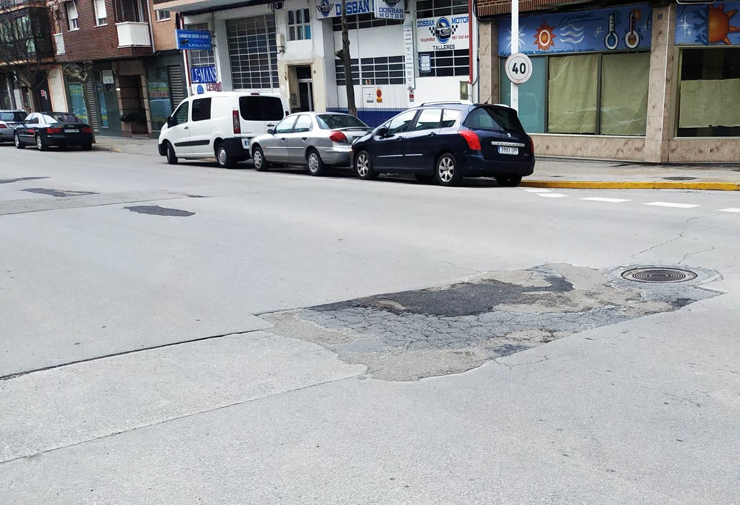 En oscuro el asfalto recientemente 'parcheado'