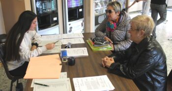 Alumnas del PIEx realizando la matrícula 2