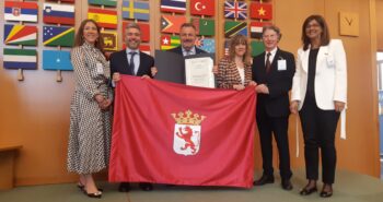 Delegación leonesa con la acreditación y SIPAM y bandera de León