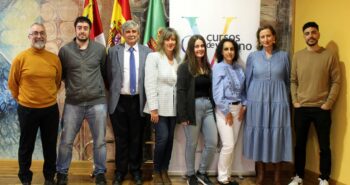 Rector, Vicerrectora y Director con el personal del Área de Extensión Universitaria