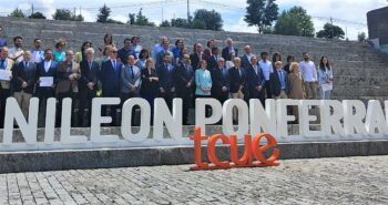 Foto de familia de jurado, premiados y autoridades