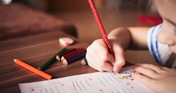 child-gc651f5e57_1280