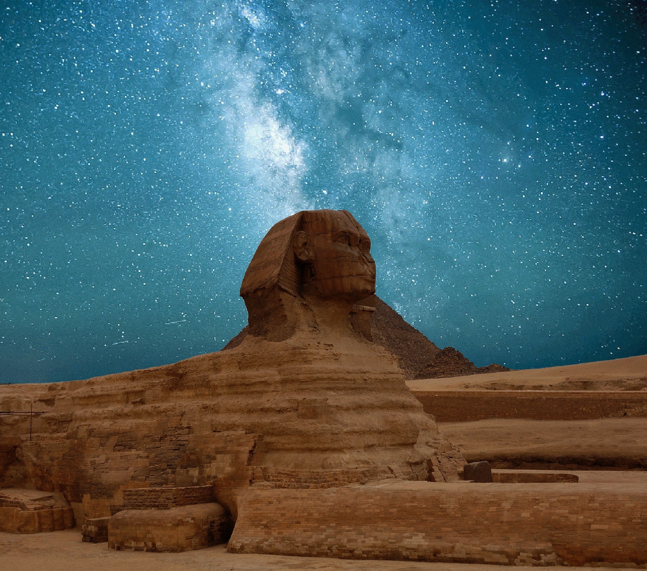 Gran Esfinge de Giza bajo el cielo estrellado azul