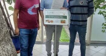 Representantes de la Mesa del Castaño del Bierzo y de Extremadura en la firma de los estatutos