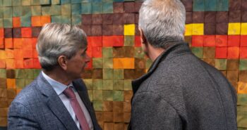 El rector y el autor de la obra frent al cuadro donado a la ULE
