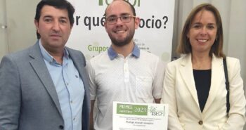 El premiado, Rodrigo Arévalo González, franqueado por sus tutores, Carlos Álvarez Cuevas y Flor Álvarez Taboada