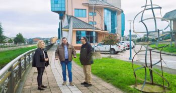 Silvia Franco y J. M. Pereira acompañan al portavoz del PP en una visita reciente a Camponaraya